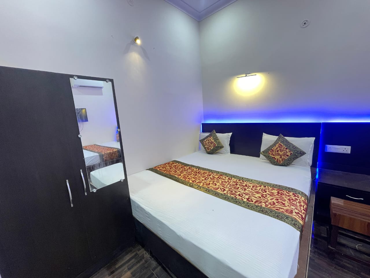 Kashi Ganga Ghat Guest House - Image 13