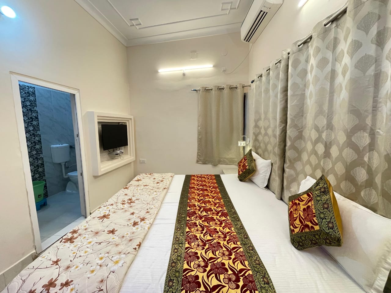 Kashi Ganga Ghat Guest House - Image 16