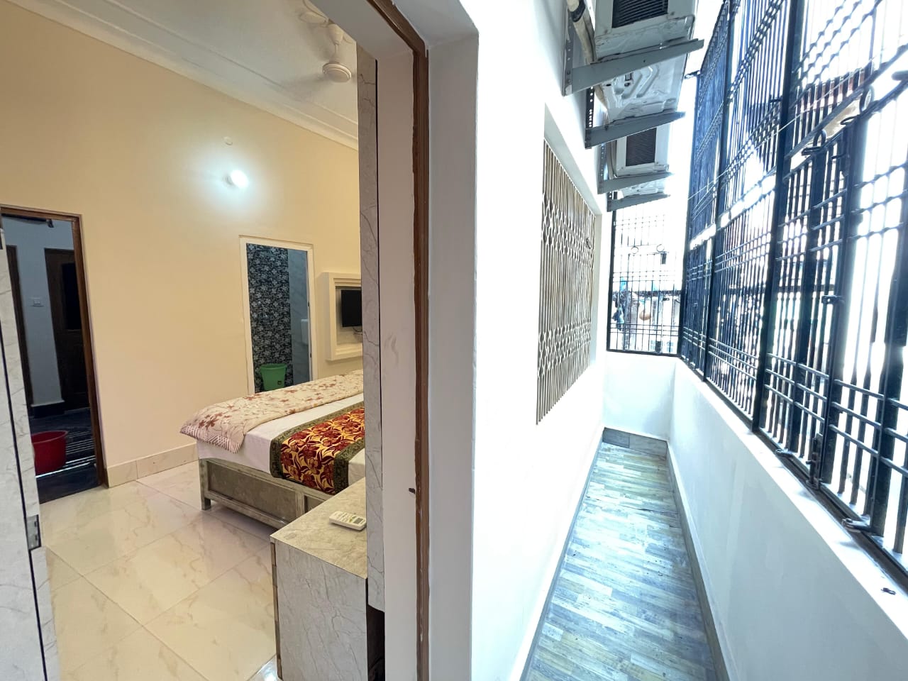 Kashi Ganga Ghat Guest House - Image 17