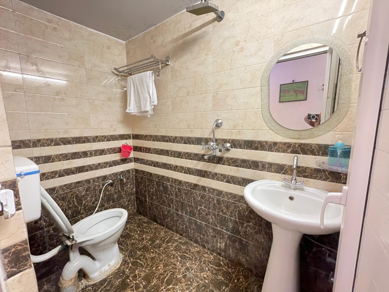 Kashi Ganga Ghat Guest House - Image 5