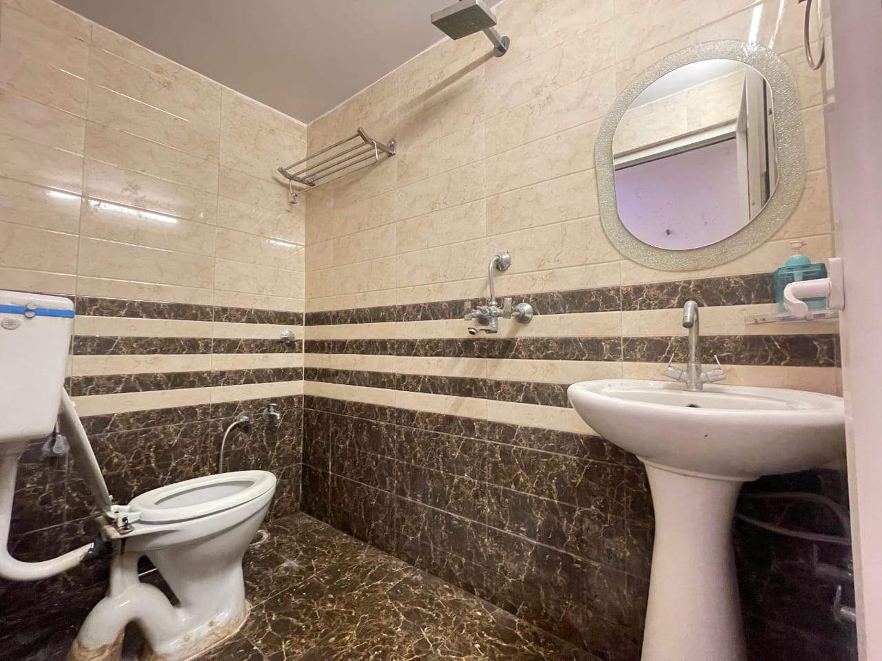 Kashi Ganga Ghat Guest House - Image 9